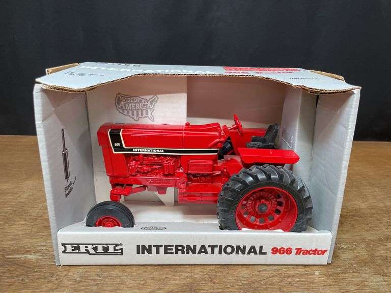 1/16 IH 966 Special Edition NIB Ertl image