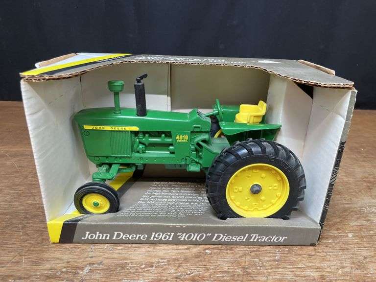 1/16 John Deere 4010 NIB Ertl image