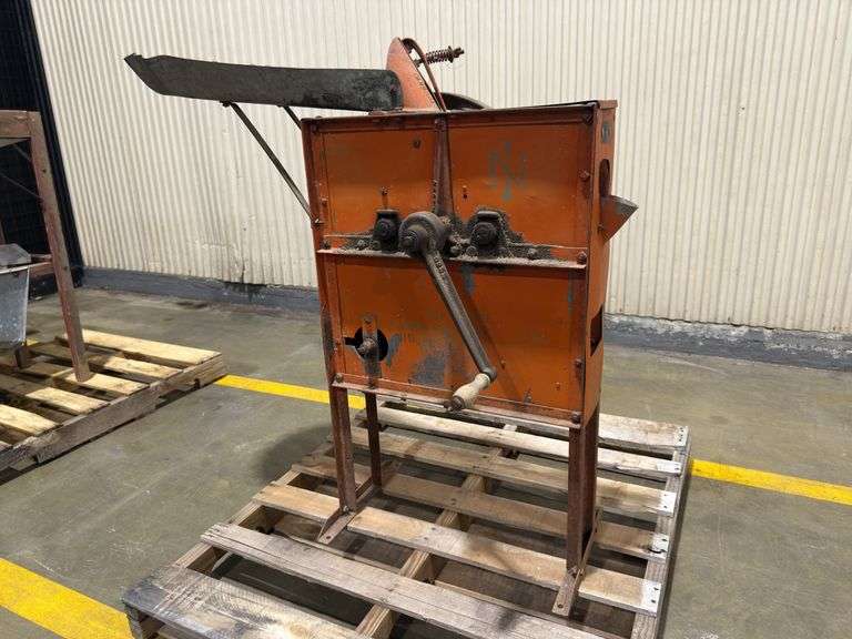 New Idea Corn Sheller image