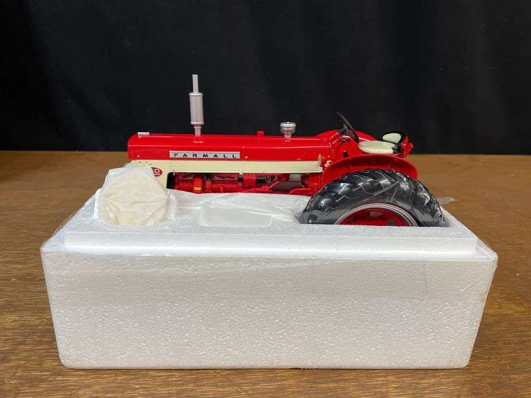 1/16 Farmall 460 Precision NIB Ertl