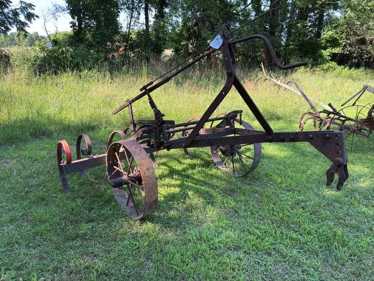 Oliver Trip Cultivator image