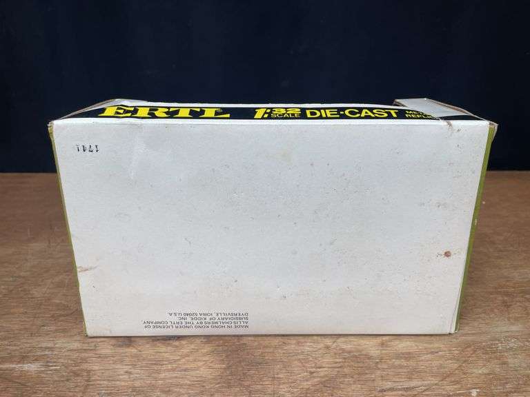 1/32 AC 8550 NIB Ertl