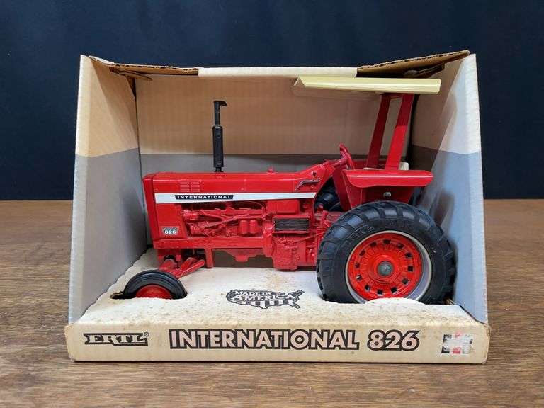 1/16 IH 826 NIB Ertl image