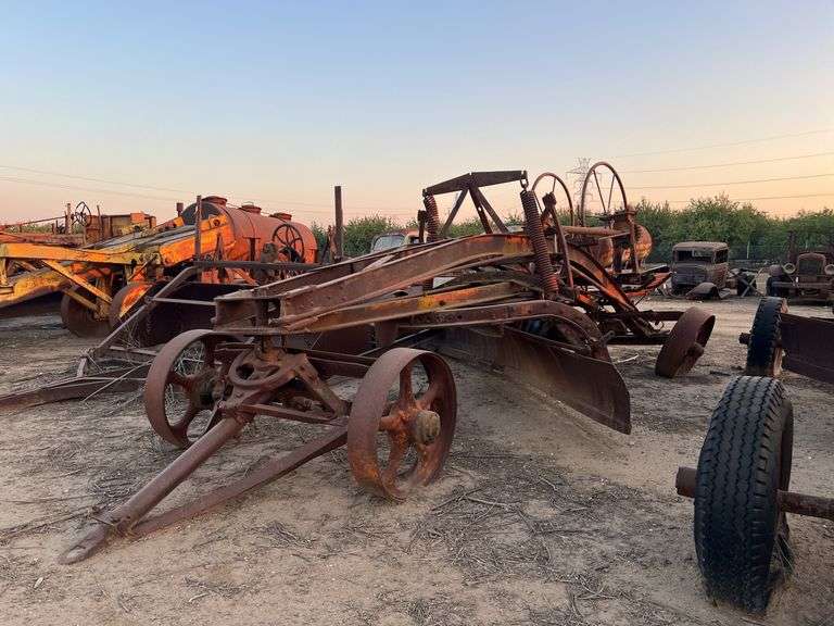 Pull Type Road Grader image