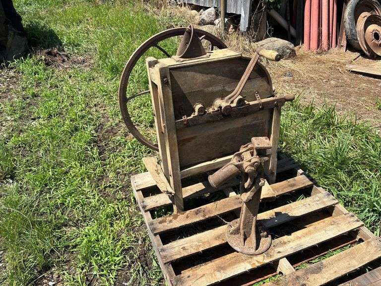 Hocking Valley Corn Sheller and Jack image