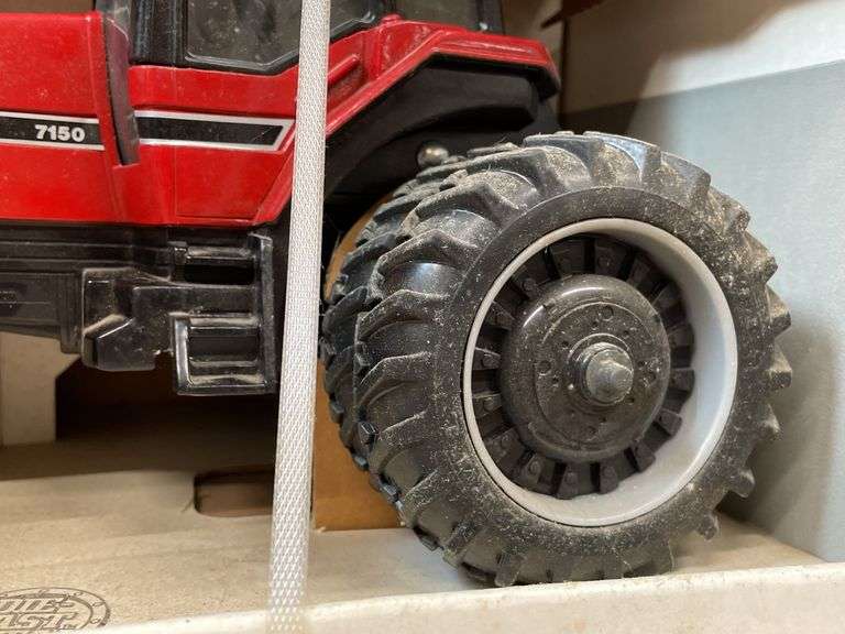 1/16 Case-IH Magnum 7150 Special Edition NIB Ertl