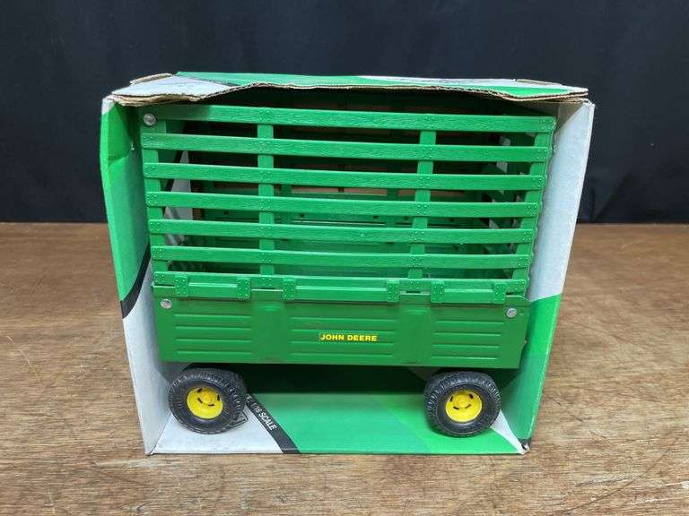 1/16 John Deere Bale Throw Wagon NIB Ertl image