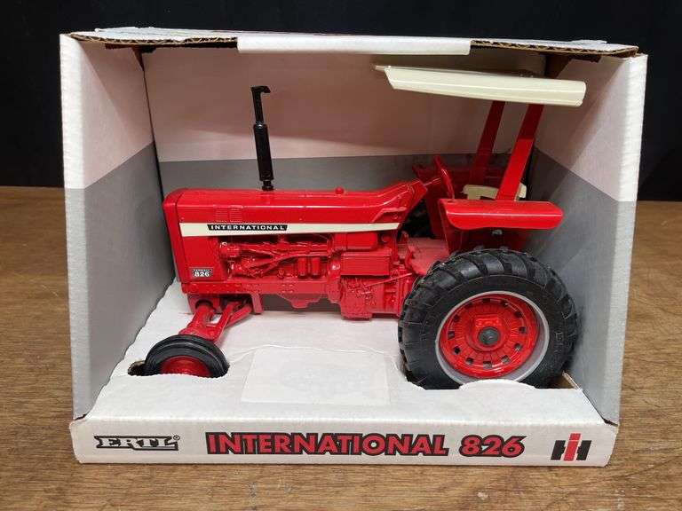 1/16 IH 826 NIB Ertl image