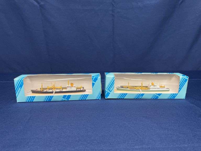 (2) 1/1250 Hansa Freighter Ship Models Conrad NIB image