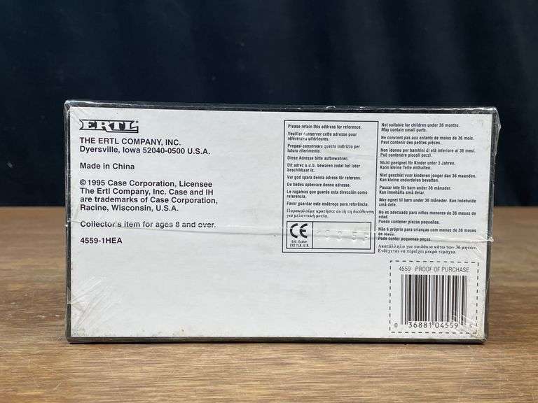 1/64 Farmall M Set NIB Ertl