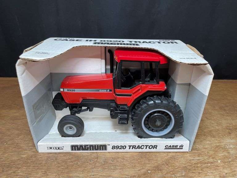 1/16 Case-IH Magnum 8920 NIB Ertl image