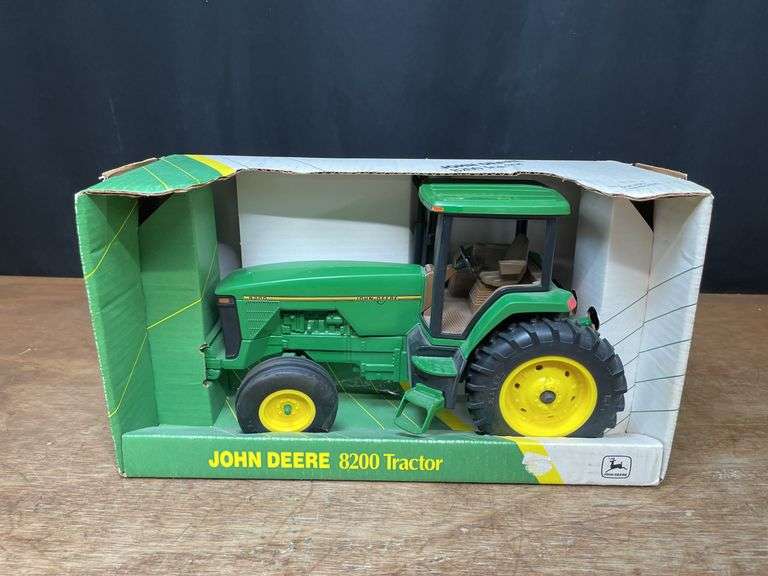1/16 John Deere 8200 NIB Ertl image