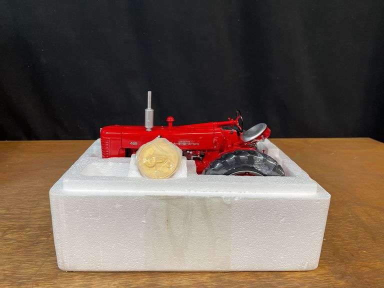 1/16 Farmall 400 Precision NIB Ertl