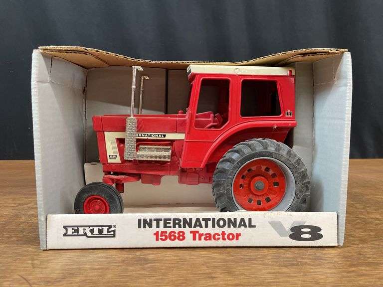 1/16 IH 1568 NIB Ertl image