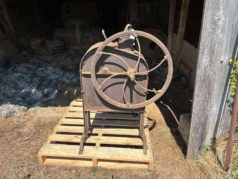 International Harvester Hand Corn Sheller image