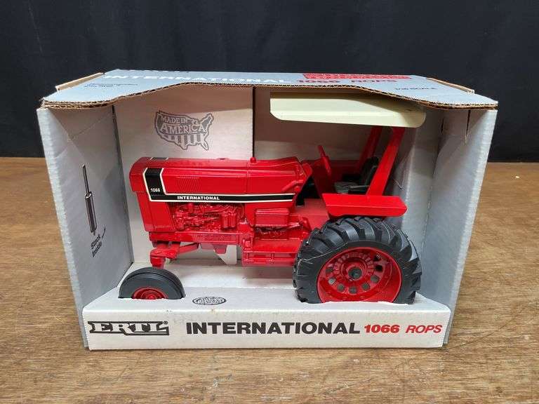 1/16 IH 1066 NIB Ertl image