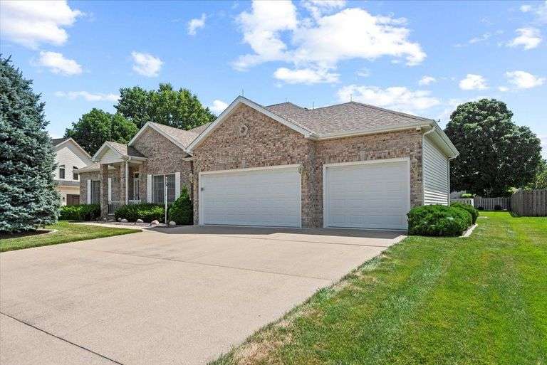 114 Heatherstone Dr. Chatham, IL 62629