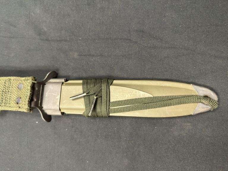 US Camillus M4 Bayonet w/M8A1 Scabbard