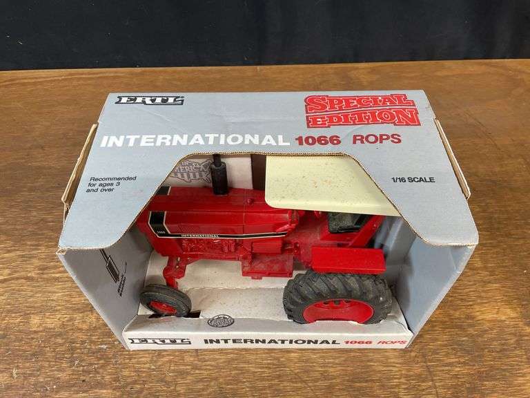 1/16 IH 1066 NIB Ertl