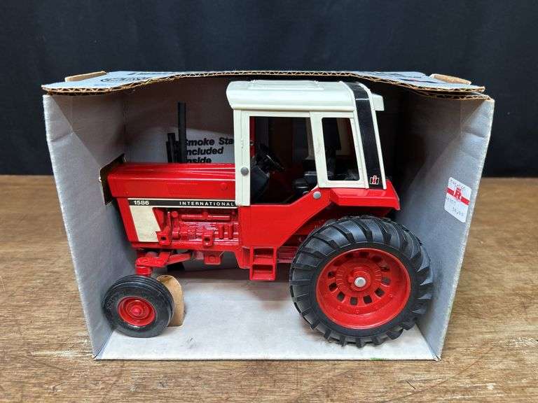 1/16 IH 1586 NIB Ertl image