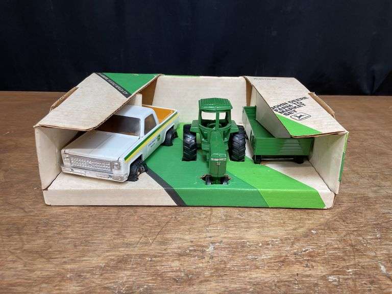 1/32 John Deere Farm Set NIB Ertl image