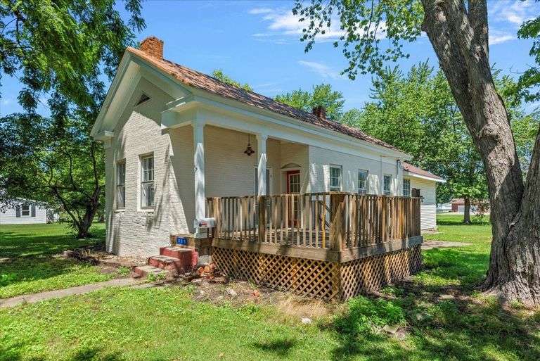 335 E. Elm St. Waverly, IL image