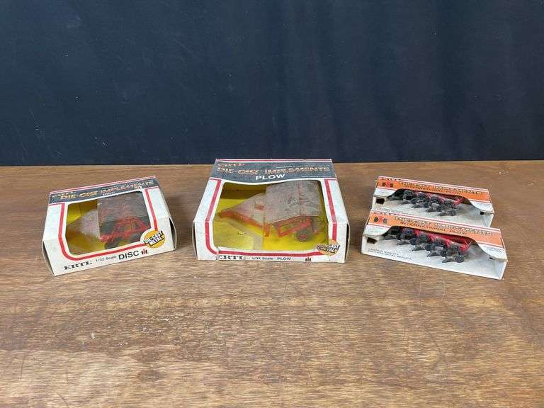 (4) 1/32 IH Implements NIB Ertl image