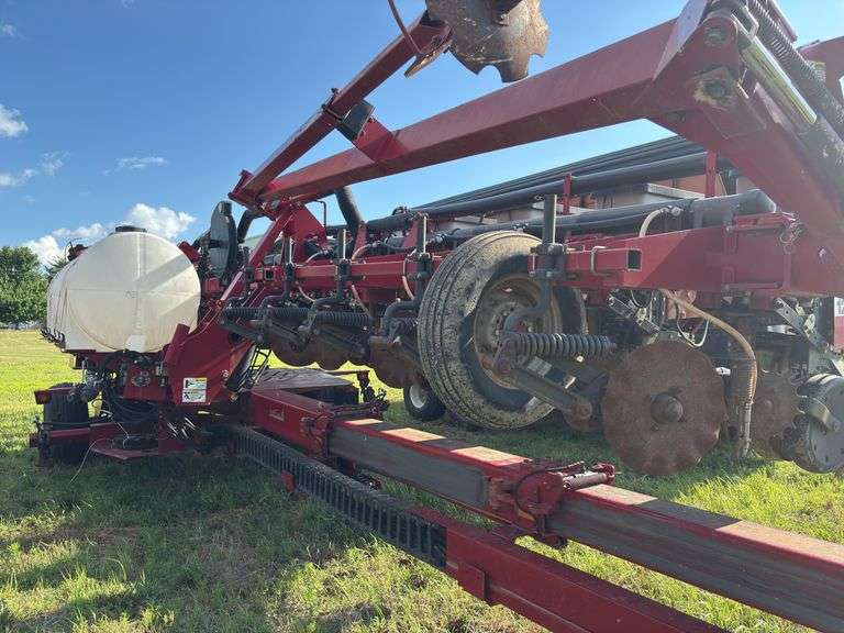 Case IH 1200 16 Row Planter image