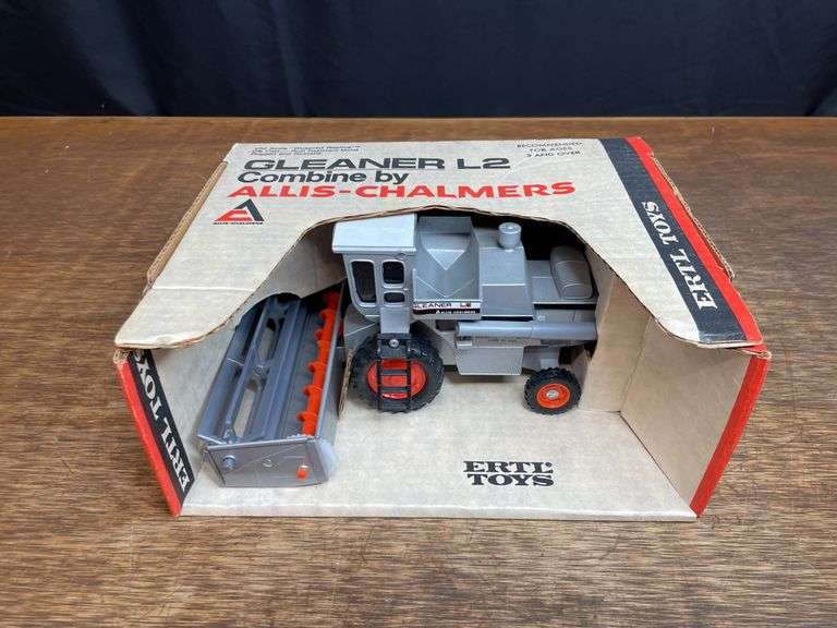 1/32 AC Gleaner L2 Combine NIB Ertl