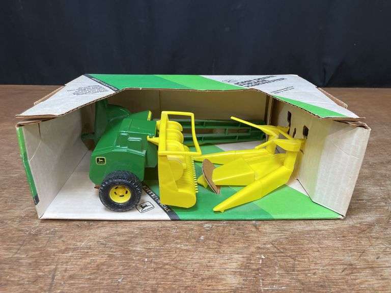 1/16 John Deere Forage Harvester NIB Ertl image