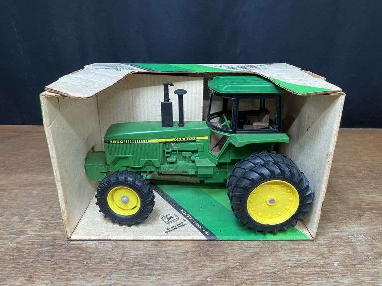1/16 John Deere 4850 1982 New Orleans NIB Ertlr image
