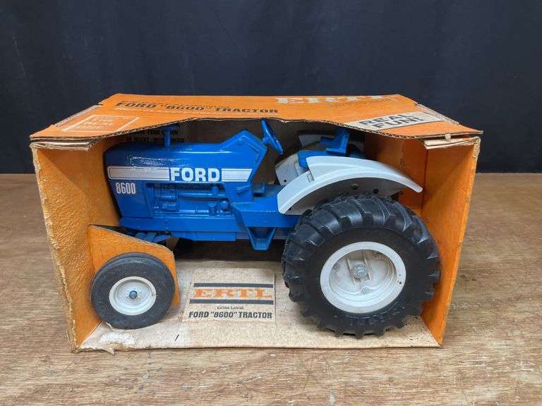 1/12 Ford 8600 NIB Ertl image