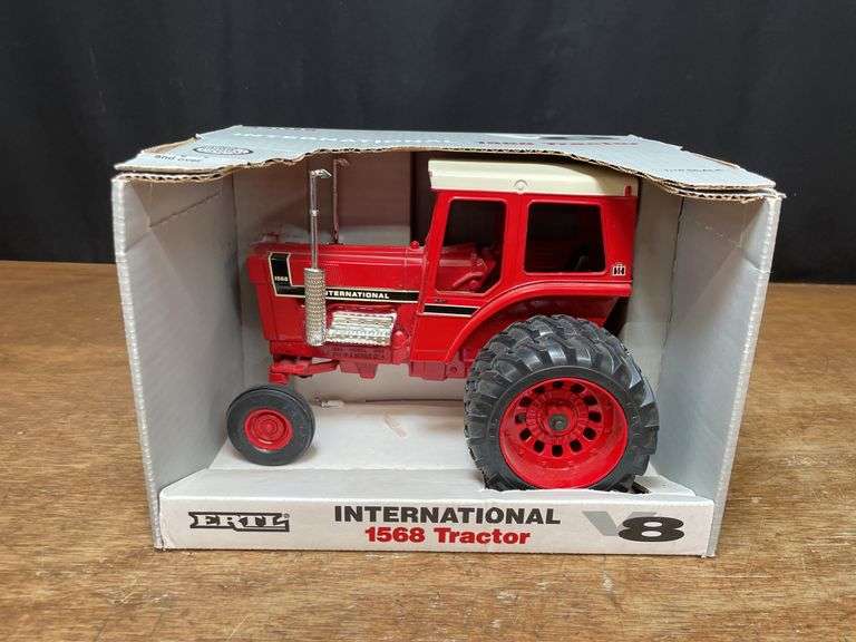 1/16 IH 1568 NIB Ertl image