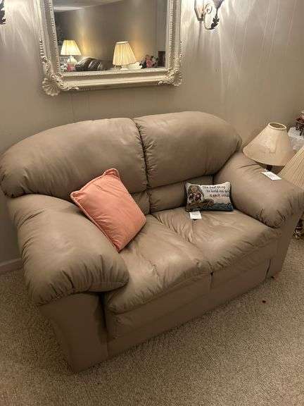 Loveseat w Pillows/Mirror
