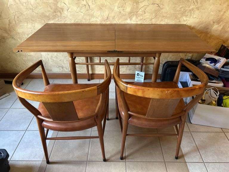 Hendriden Heritage Table and Two Chairs image