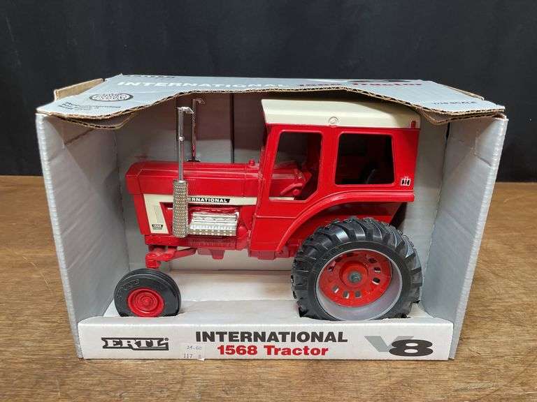 1/16 IH 1568 NIB Ertl image