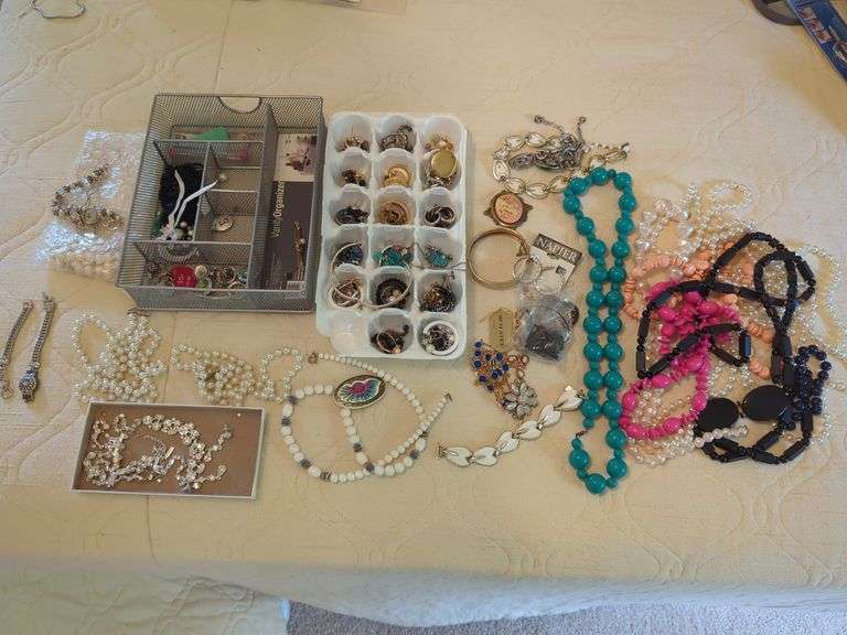 Jewelry - Necklace/Earrings/Braclets