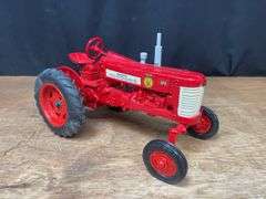 1/16 Farmall 350 1993 michigan FFA NIB Ertl