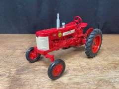 1/16 Farmall 350 1993 michigan FFA NIB Ertl