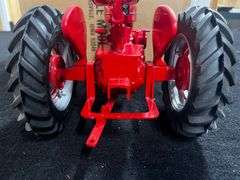 1/8 Farmall M NIB SM