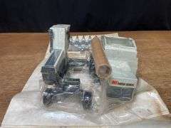 1/32 New Idea 800C Uni-Harvester NIB SM