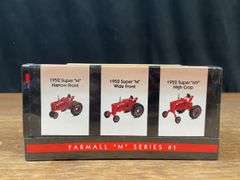 1/64 Farmall M Set NIB Ertl