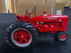 1/8 Farmall M NIB SM