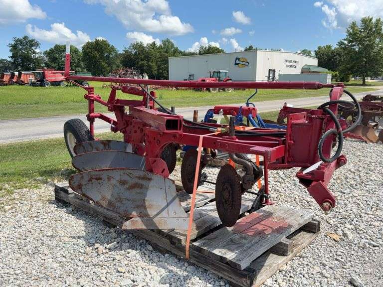 3 Bottom Semi-Mounted Plow image