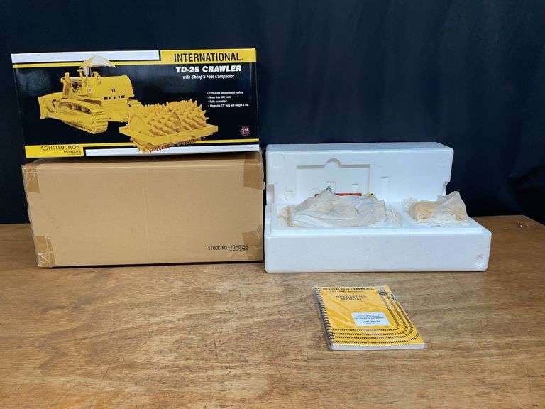1/25 IH TD-25 Crawler w/Sheep's Foot NIB 1st Gear image