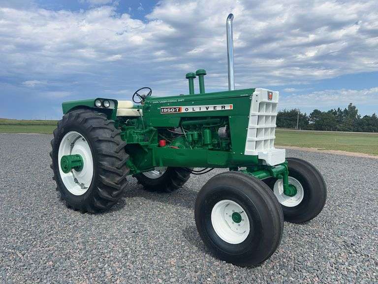 1968 Oliver 1950-T Diesel Row Crop image