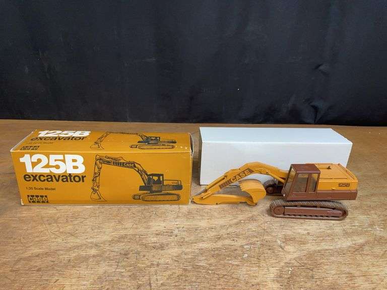 1/35 Case 125B Excavator NIB Conrad image