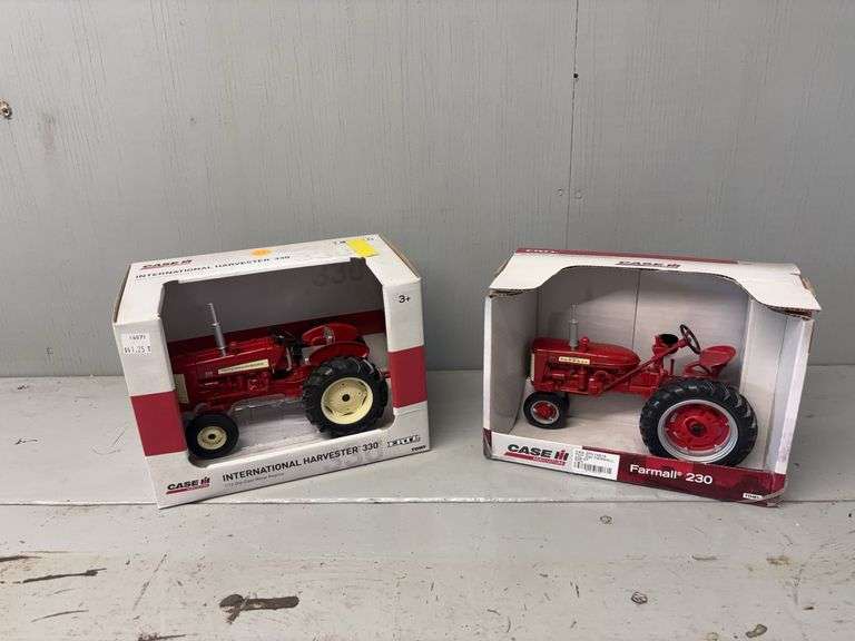 1/16 Farmall 230 + International Harvester 330 Ertl image