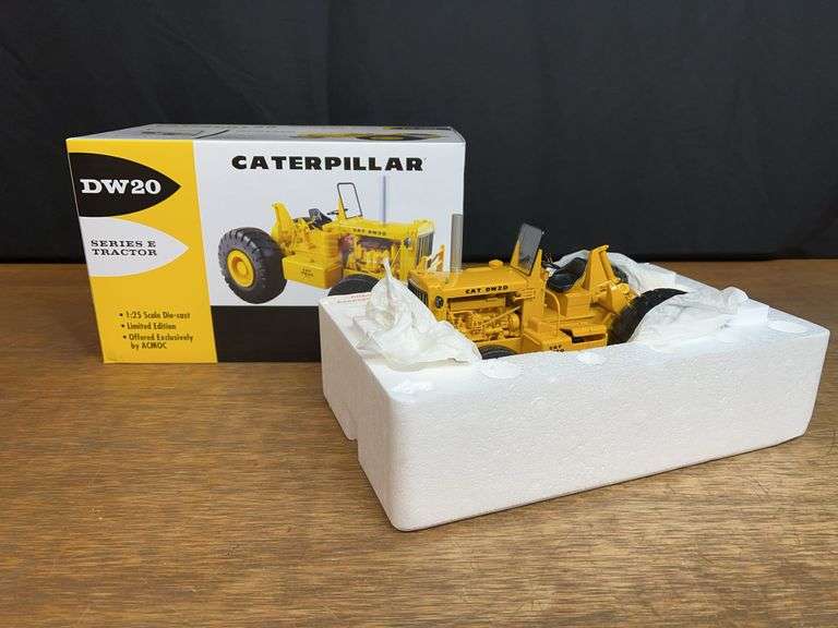 1/25 Caterpillar DW20 Series E Tractor NIB 1st Gear image