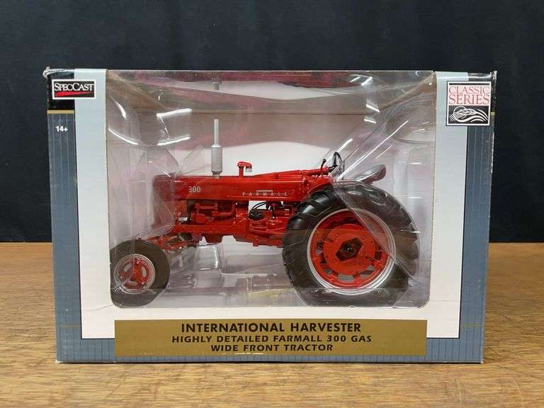 1/16 Farmall 300 NIB SC image